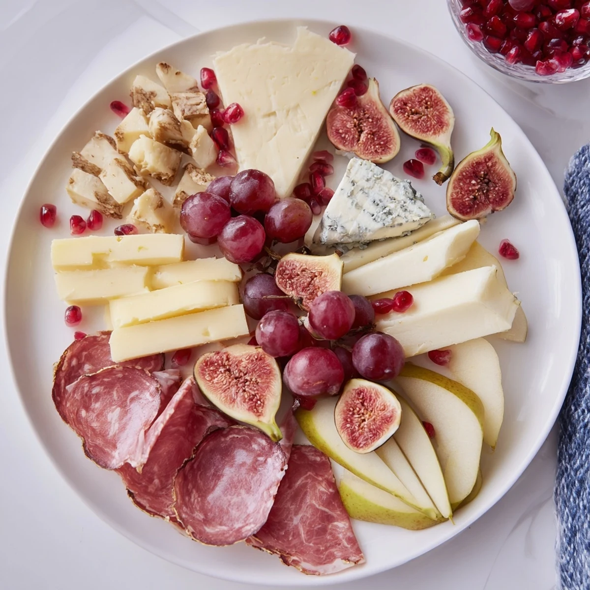 A beautifully arranged Moments Magiques Plateau Bonne Année 2026, offering diverse French appetizers and sweets.