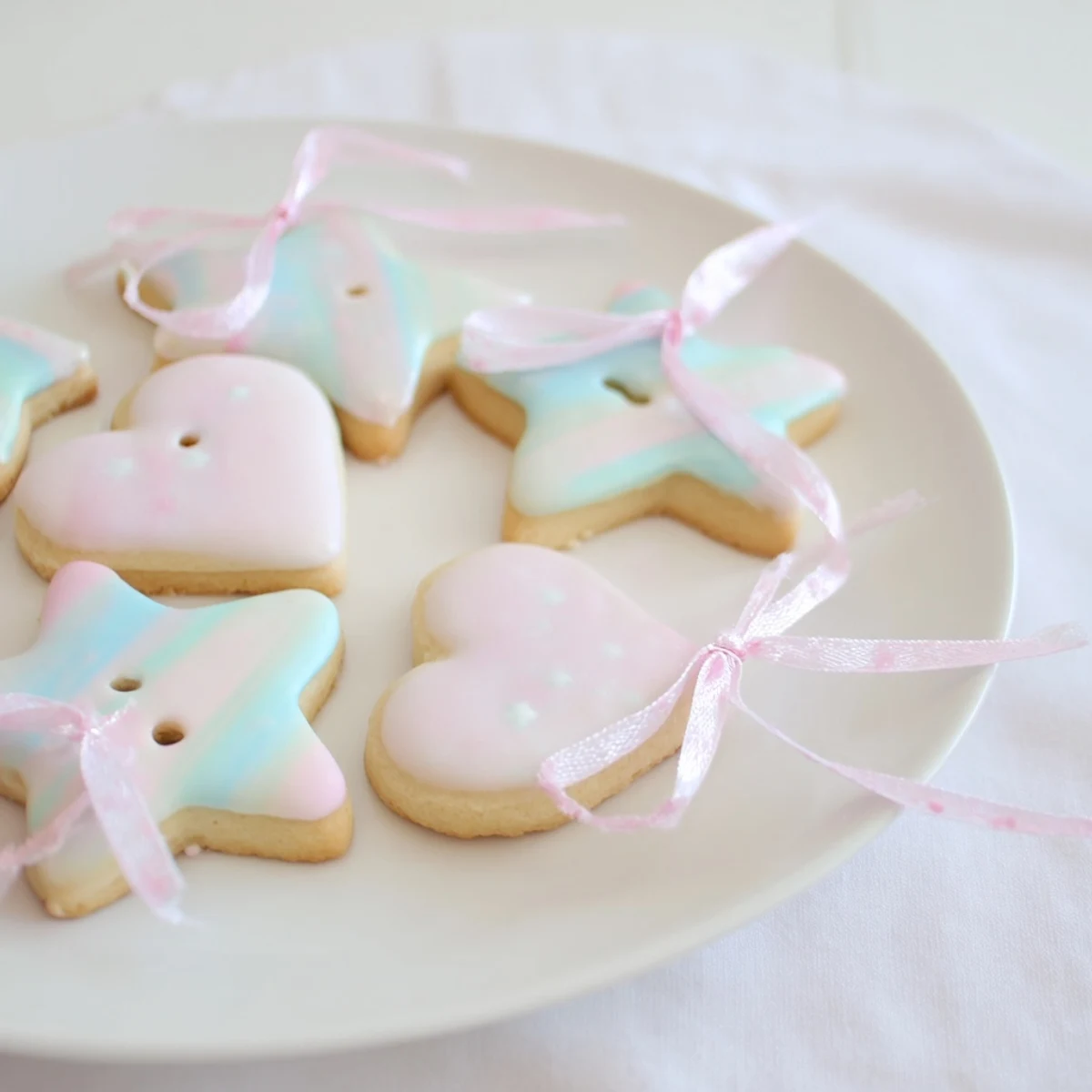 Warm, golden Mignonneries Coeurs et Étoiles Rubans, their vanilla scent apparent, freshly baked on a tray.