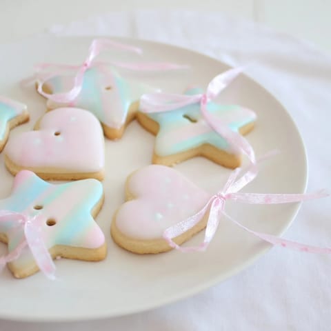 Warm, golden Mignonneries Coeurs et Étoiles Rubans, their vanilla scent apparent, freshly baked on a tray.