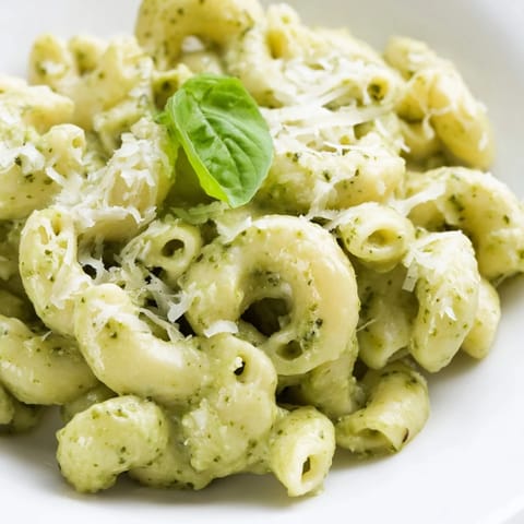 This homemade creamy avocado pesto mac features tender pasta coated in a lush, herbaceous sauce, perfect for a quick vegetarian dinner.