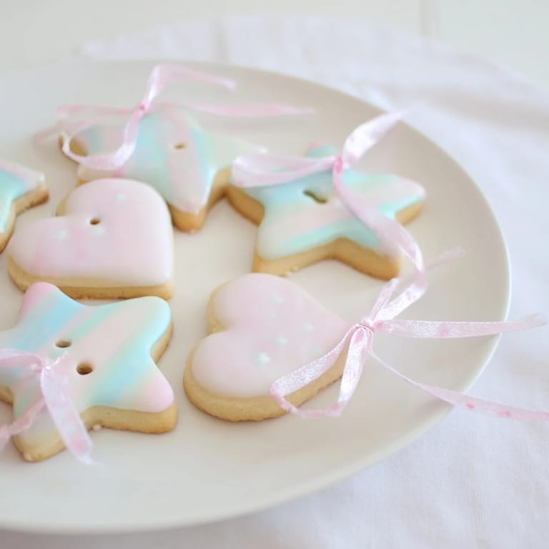 Warm, golden Mignonneries Coeurs et Étoiles Rubans, their vanilla scent apparent, freshly baked on a tray.